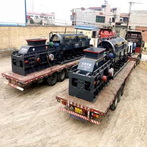 兩臺大型2PG1510鵝卵石破碎機設備發(fā)貨圖片