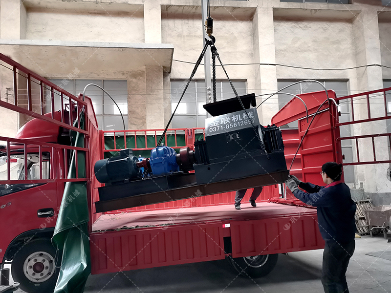 中型半自動(dòng)液壓對(duì)輥破碎機(jī)設(shè)備發(fā)貨 發(fā)往河南