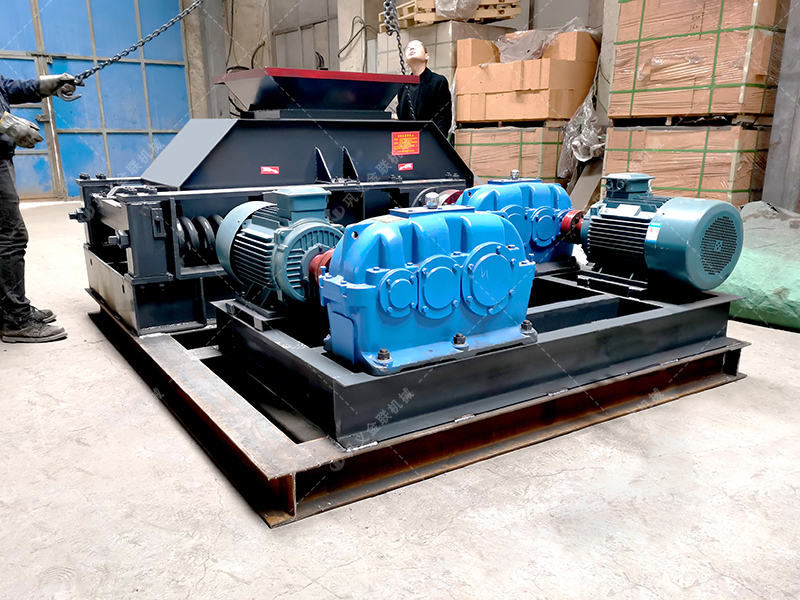 中型半自動(dòng)液壓對(duì)輥破碎機(jī)設(shè)備發(fā)貨 發(fā)往河南