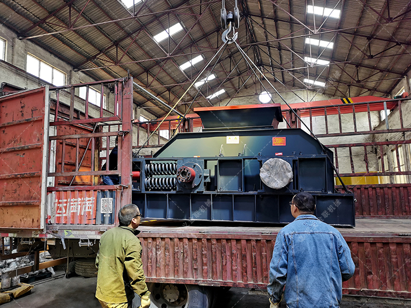 1000x700型直連式液壓對輥制砂機(jī)發(fā)貨圖片