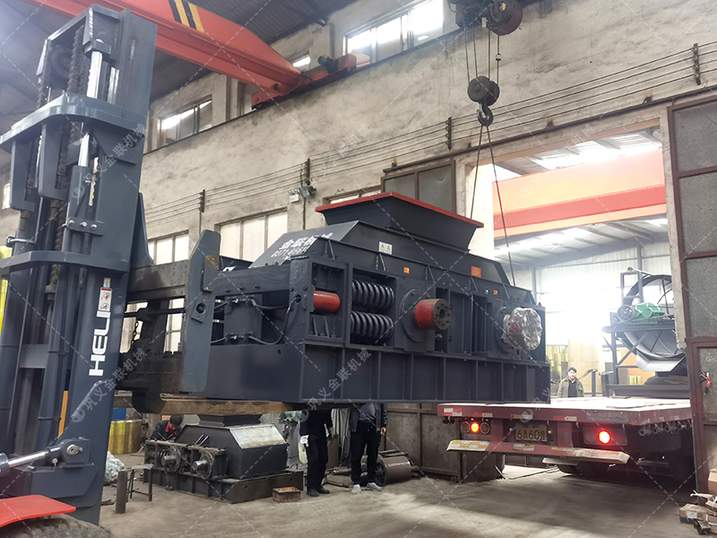 兩臺(tái)大型2PG1510鵝卵石破碎機(jī)設(shè)備發(fā)貨圖片