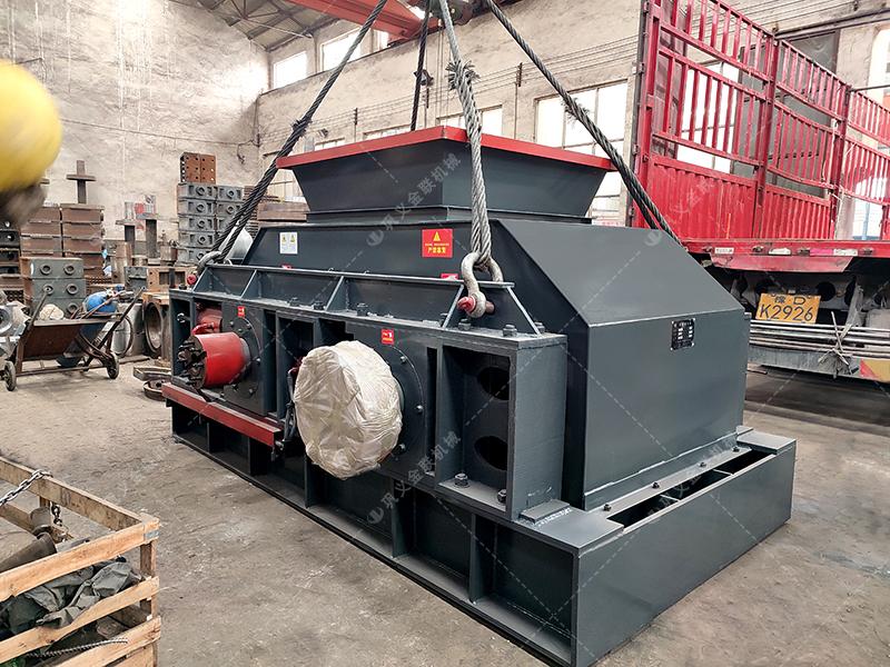 半自動2PG1200x800型液壓對輥破碎機(jī)發(fā)往四川