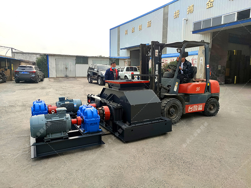 2PG800X600對輥破碎機發(fā)貨圖片_發(fā)往重慶_鵝卵石制砂 2PG800X600對輥破碎機發(fā)貨圖片_發(fā)往重慶_鵝卵石制砂