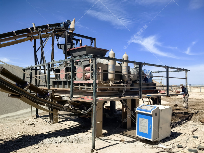 砂石廠實(shí)地探訪：一臺(tái)1210液壓對(duì)輥破碎機(jī)如何“通吃”河卵石和尾礦?